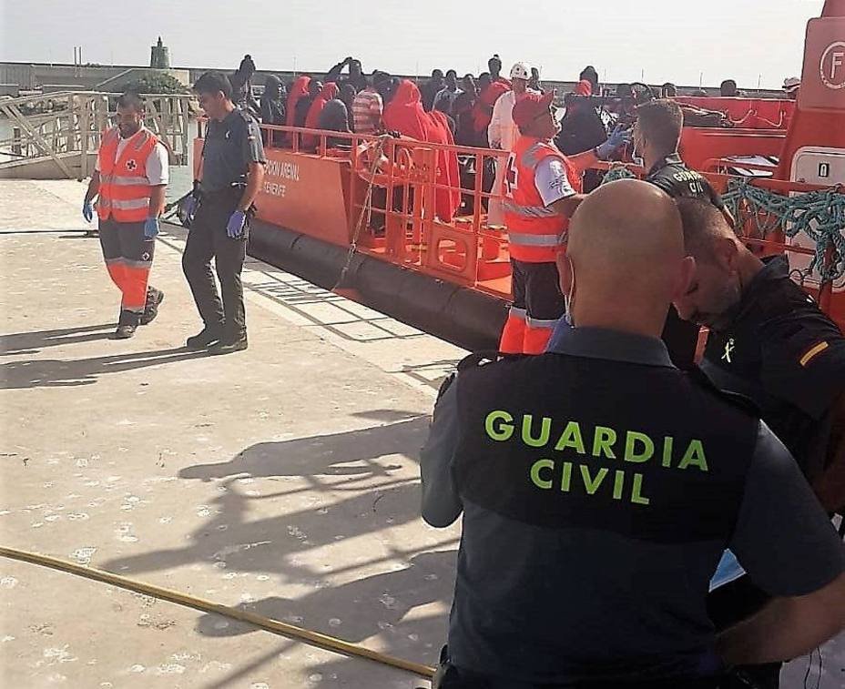 El Gobierno anuncia la instalacion de un centro de atencion temporal a inmigrantes en el puerto de Algeciras