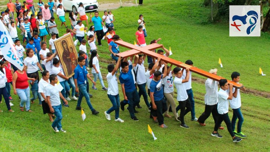 Jóvenes transportan la Cruz hacia la parroquia panameña de San Carlos Borromeo