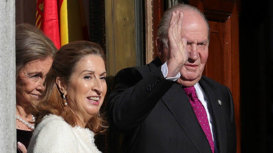 Ana Pastor con el rey emérito Juan Carlos I a las puertas del Congreso
