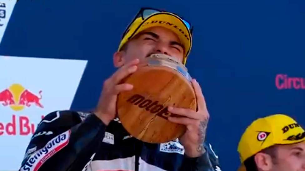 Aaron Canet, en lo más alto del podio en el circuito de Austin (@MotoGP)