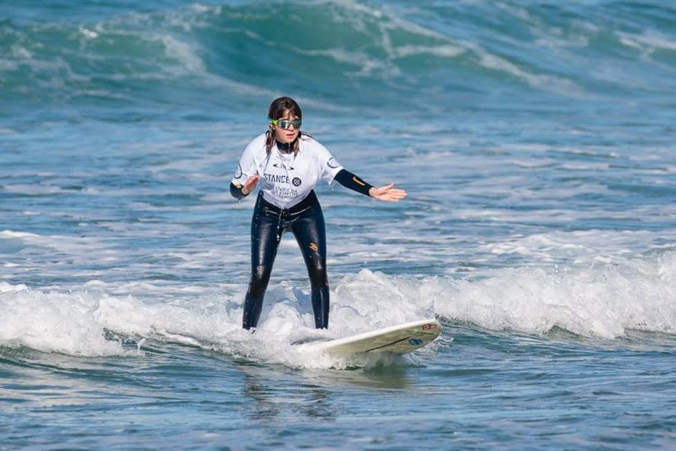 La surfista ciega Carmen López: No hay nada imposible, las barreras te las vas a poner tú