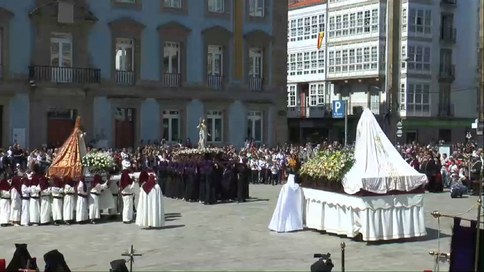 La plaza de la Constitución acogió el encuentro de Jesús Resucitado, María Magdalena y la Virgen de la Luz
