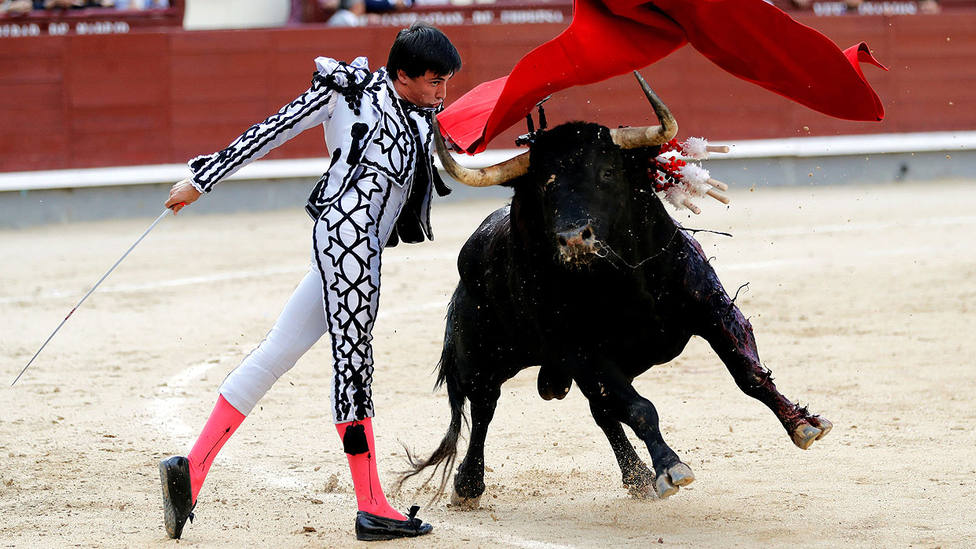 Pase de pecho de Francisco José Espada al toro de Pereda al que cortó una oreja en Las Ventas