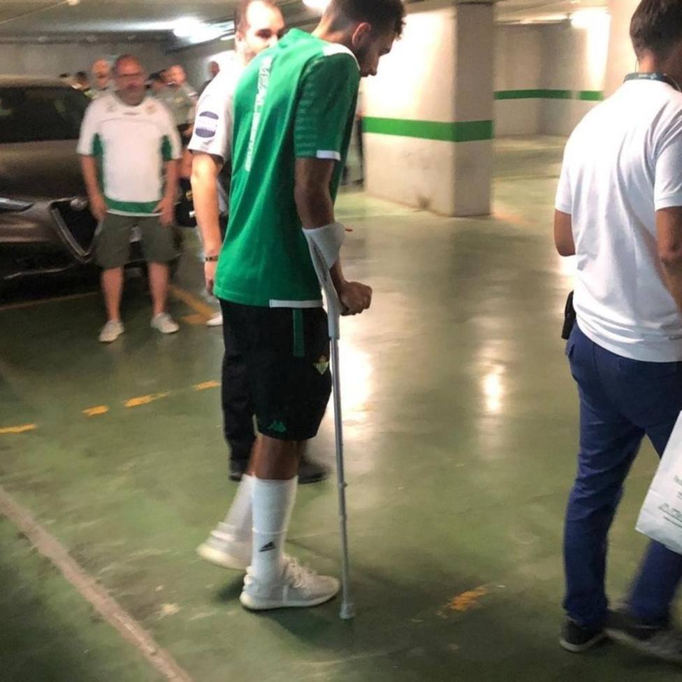 Borja Iglesias sale con muletas del Estadio Benito Villamarín tras su lesión en el tobillo