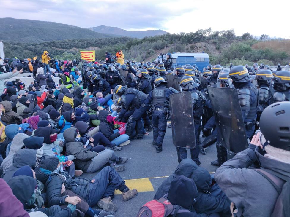 Policía francesa empieza a desalojar a los manifestantes del Tsunami que bloquean la frontera con Francia