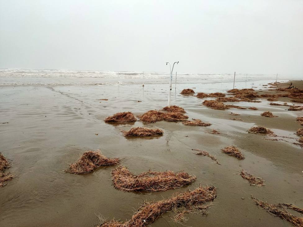 Imagen playa de El Gurugú durante el temporal marítimo
