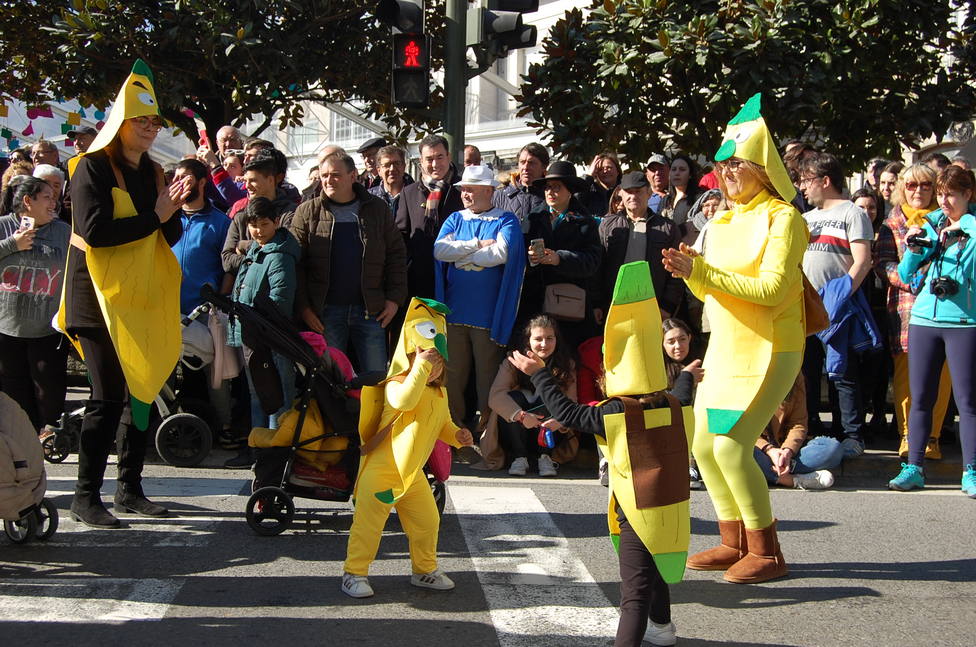 El conselleiro de Cultura y la alcaldesa de Xinzo siguieron el desfile infantil desde la plaza Mayor