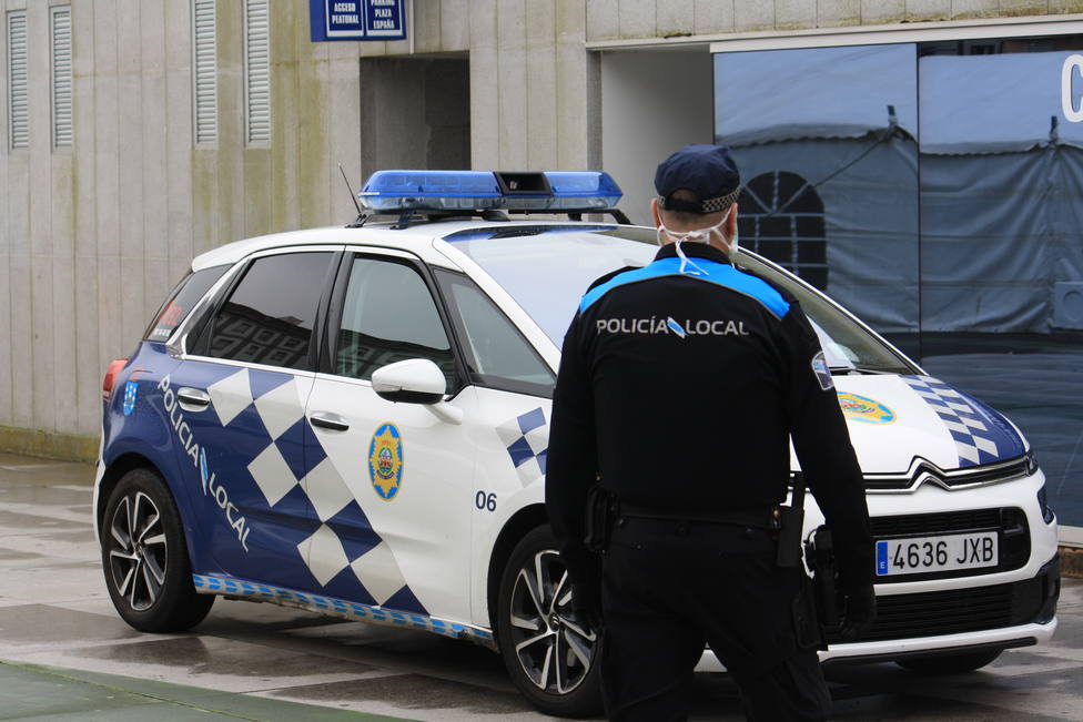 Foto de archivo de un agente de la Policía Local de Ferrol con un vehículo al fondo