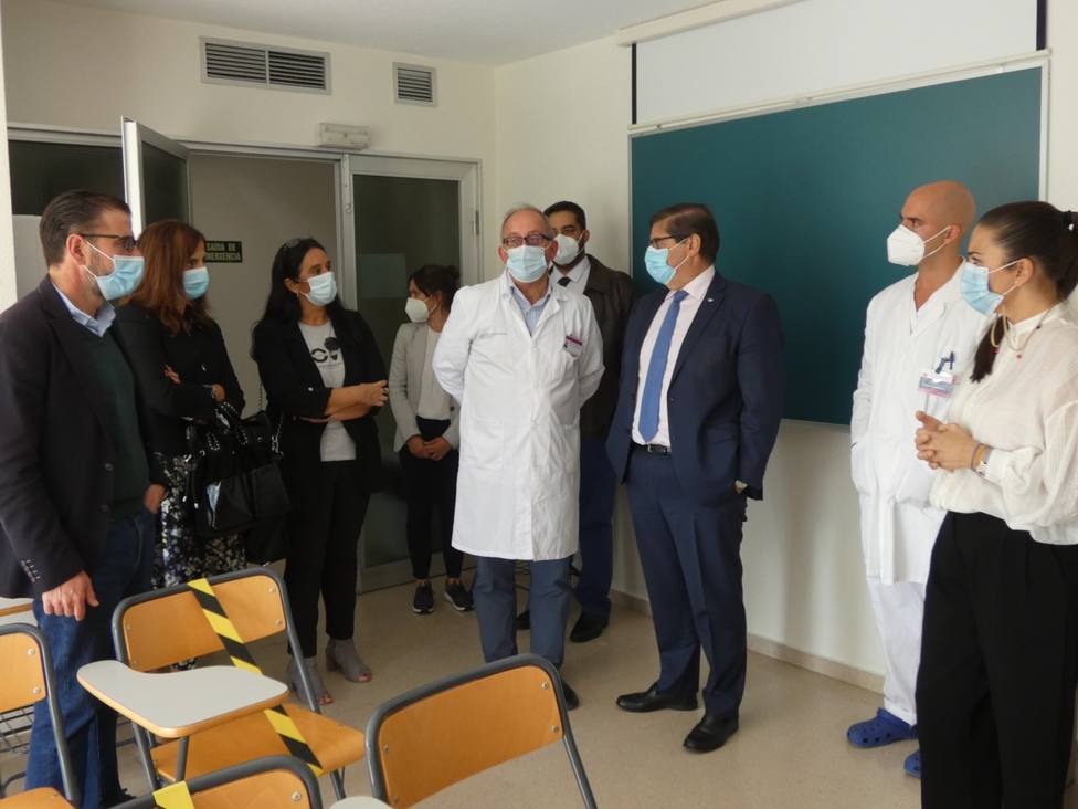 Políticos, gestores y docentes han visitado las instalaciones situadas en el Hospital Naval - FOTO: UDC