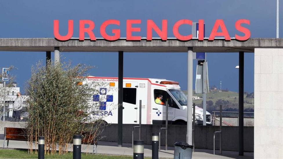 Ambulancia en la entrada de Urgencias del HUCA
