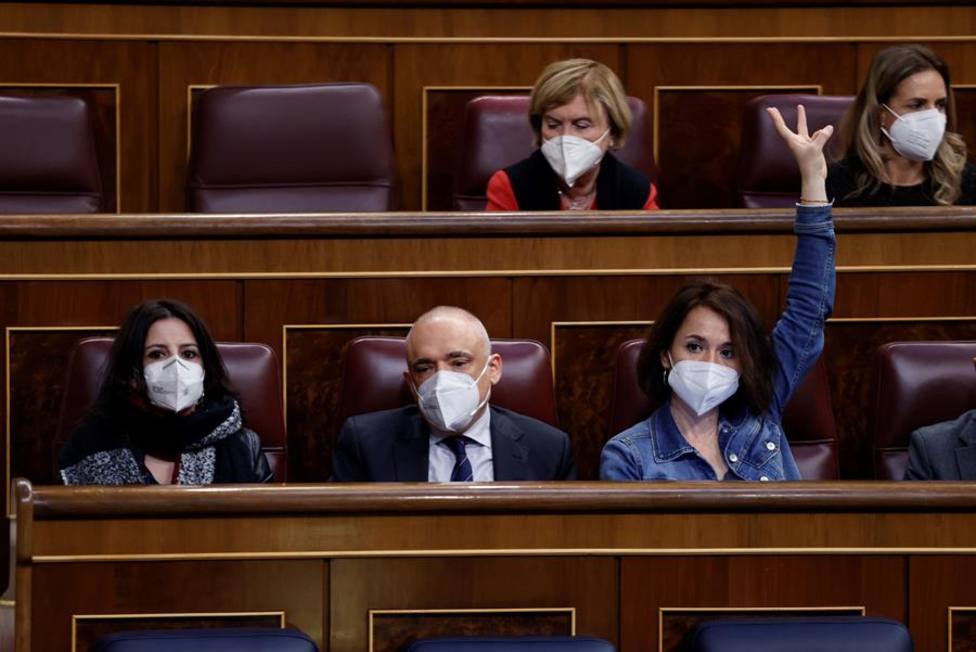 Los diputados socialistas, Adriana Lastra, Rafael Simancas y Ana Belén Fernández en el pleno del Congreso