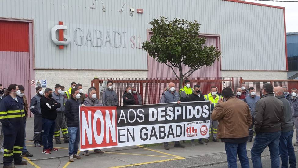 Concentración de los trabajadores y de delegados de Gabadi ante la planta de Río do Pozo - FOTO: CIG