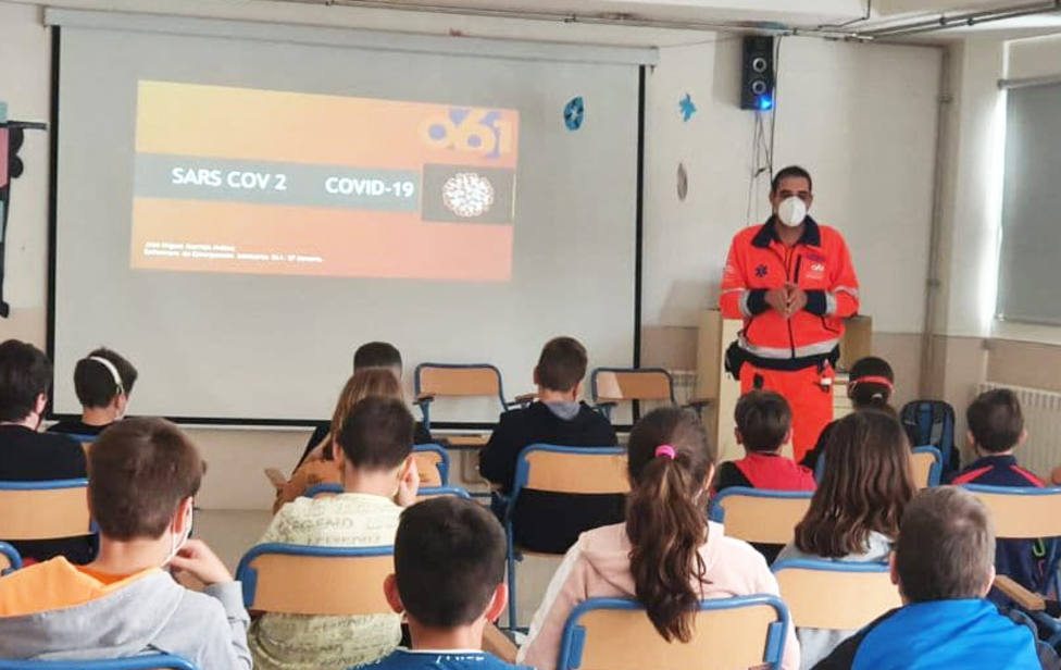 Profesionales del 061 resuelven dudas sobre el coronavirus a los jóvenes de Huércal de Almería