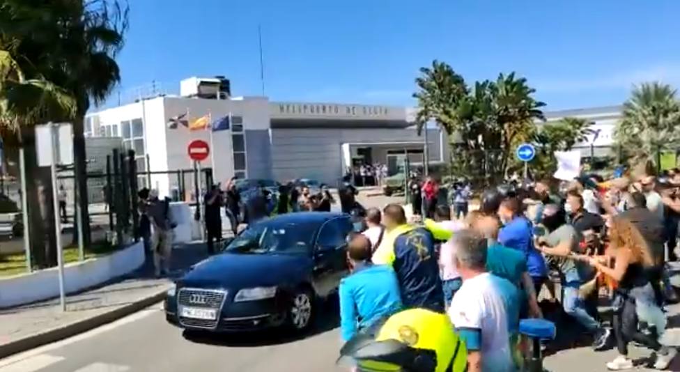 Así ha sido el recibimiento de Sánchez en Ceuta: insultos y manotazos al coche