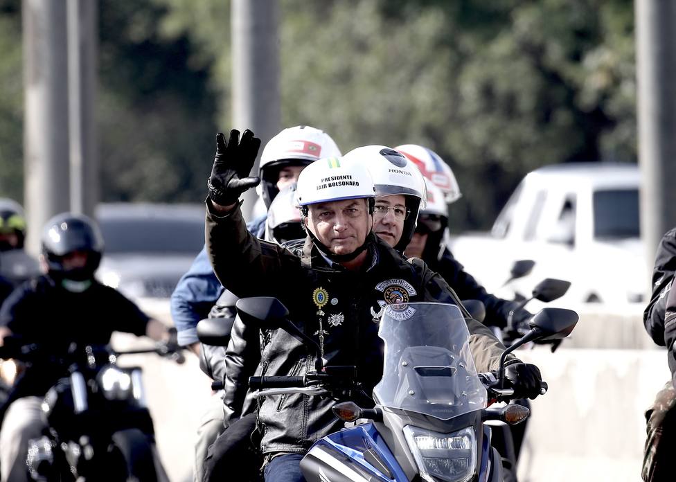 Bolsonaro desafia de nuevo a la pandemia y encabeza una masiva caravana de motos