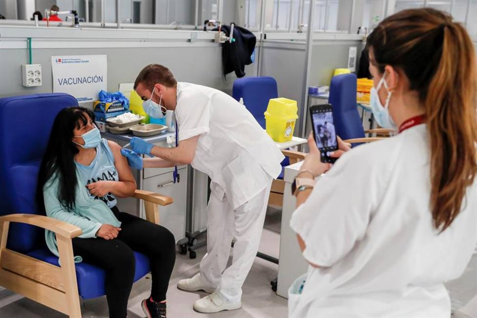 Una mujer recibiendo una dosis de la vacuna en el Hospital de Emergencias Enfermera Isabel Zendal de Madrid
