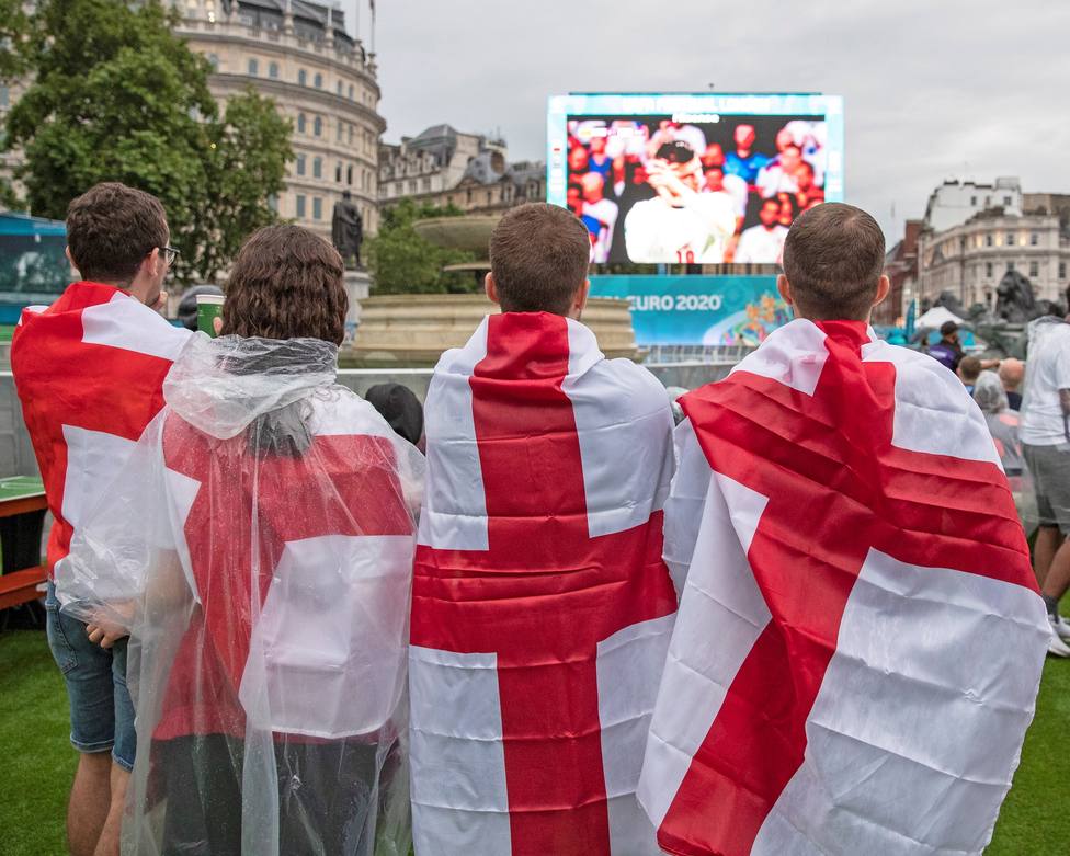 Aficionados ingleses durante la final de la Eurocopa 2020.
