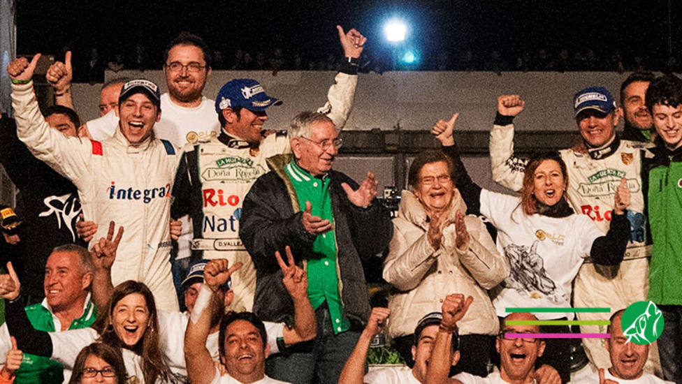El padre de los hermanos Vallejo en el centro, durante una celebración del equipo - FOTO: Vallejo Racing