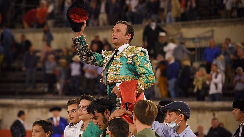 Antonio Ferrera en su salida a hombros este domingo en el Coliseo de Nimes