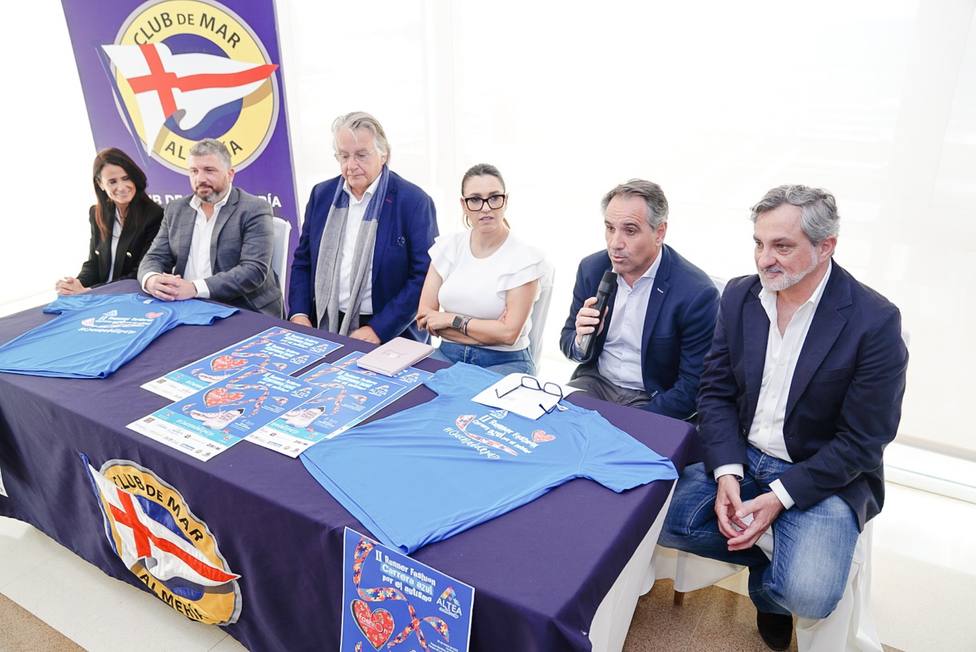 Ayuntamiento y Diputación arropan a Altea en la presentación de la camiseta de la Carrera Azul por el Autismo