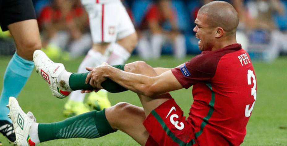 Pepe, dolorido por un golpe en el encuentro contra Polonia (FOTO Reuters)