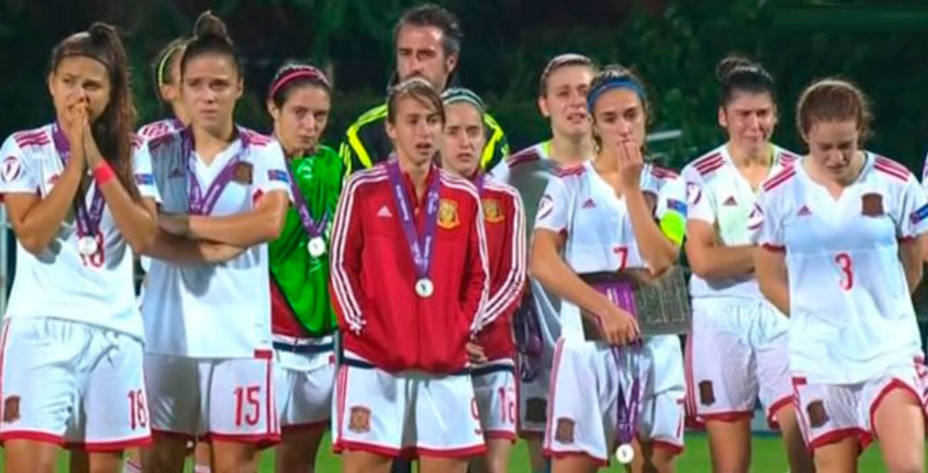 Las españolas no pudieron contener las lágrimas al perder una nueva final. Foto: Twitter.