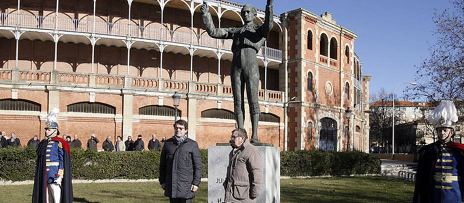 Alfonso Fernández Mañueco, alcalde de Salamanca, junto a la escultura que recuerda a Julio Robles en La Glorieta. EFE