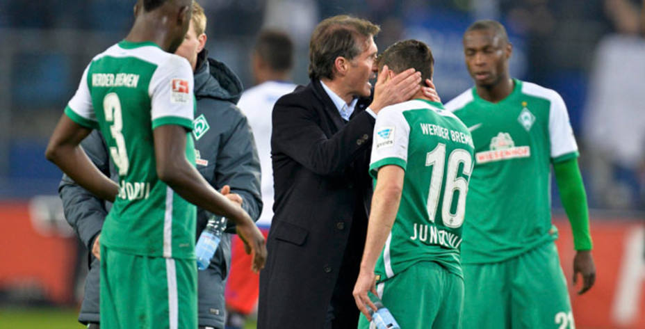 Bruno Labbadia, técnico del Hamburgo, consuela a los jugadores del Bremen. Reuters.
