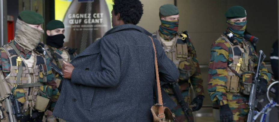 Soldados belgas registran a un pasajero del metro en Bruselas. Reuters