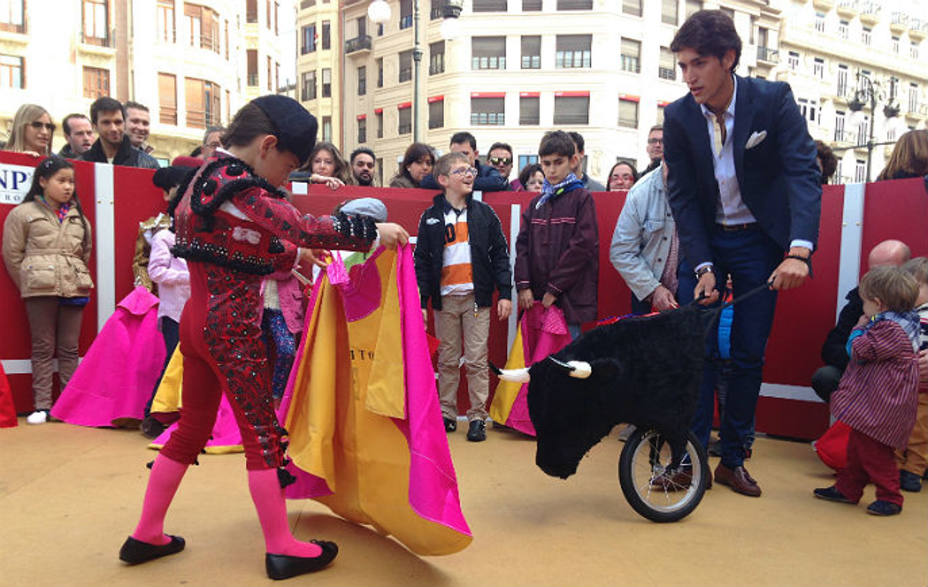 Jesús Duque junto a uno de los niños que jugaron al toro? en Valencia en el Morante Tour