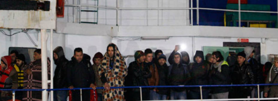 Llega a Italia el barco abandonado con 450 inmigrantes a bordo / Reuters