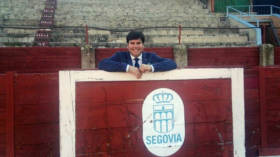 El empresario Manuel Hidalgo en un burladero de la plaza de toros de Segovia, coso que gestionará esta temporada
