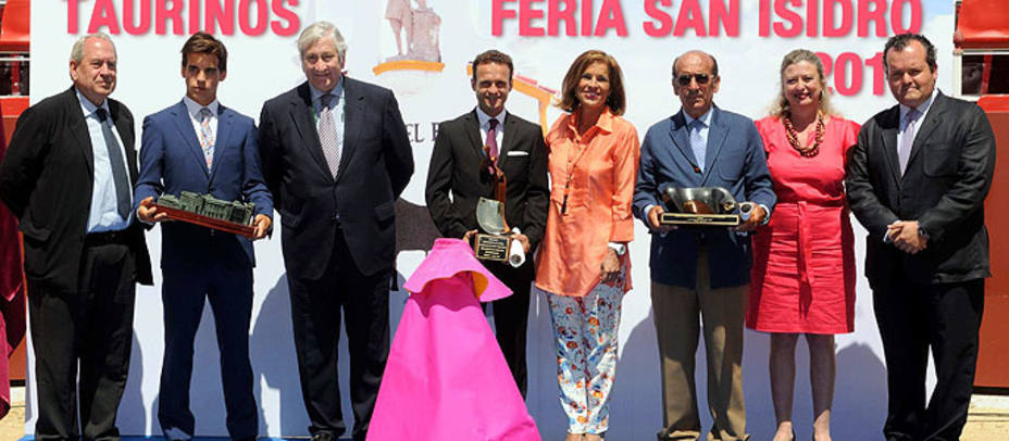 Ana Botella junto a los triunfadores de la Feria de San Isidro 2013. MADRID.ES