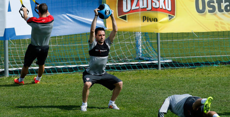 Milan Badelj se entrena durante la concentración premundialista de Croacia. Reuters.