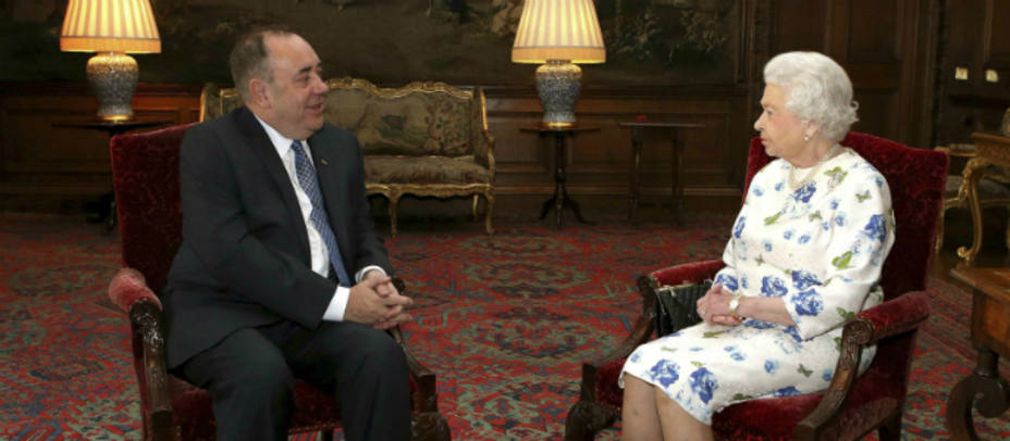 La Reina de Inglaterra con el ministro Alex Salmond. REUTERS