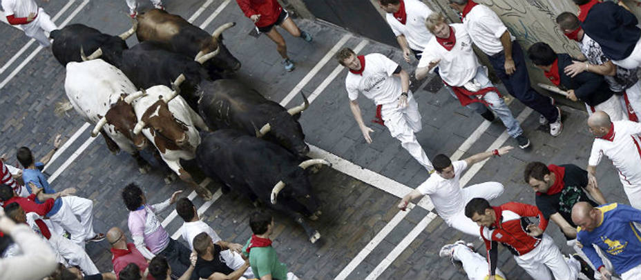 Los toros de Jandilla en su carrera por la calle Estafeta de Pamplona este viernes. EFE