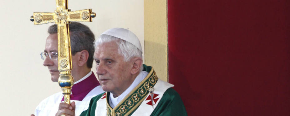 Benedicto XVI durante una visista pastoral a las reliquieas de San Celestino V. REUTERS