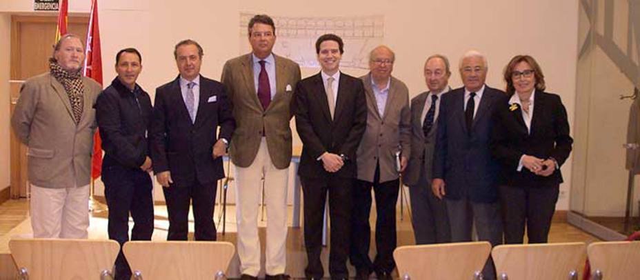 El consejero Borja Sarasola junto a los miembros de la UCTL en Las Ventas