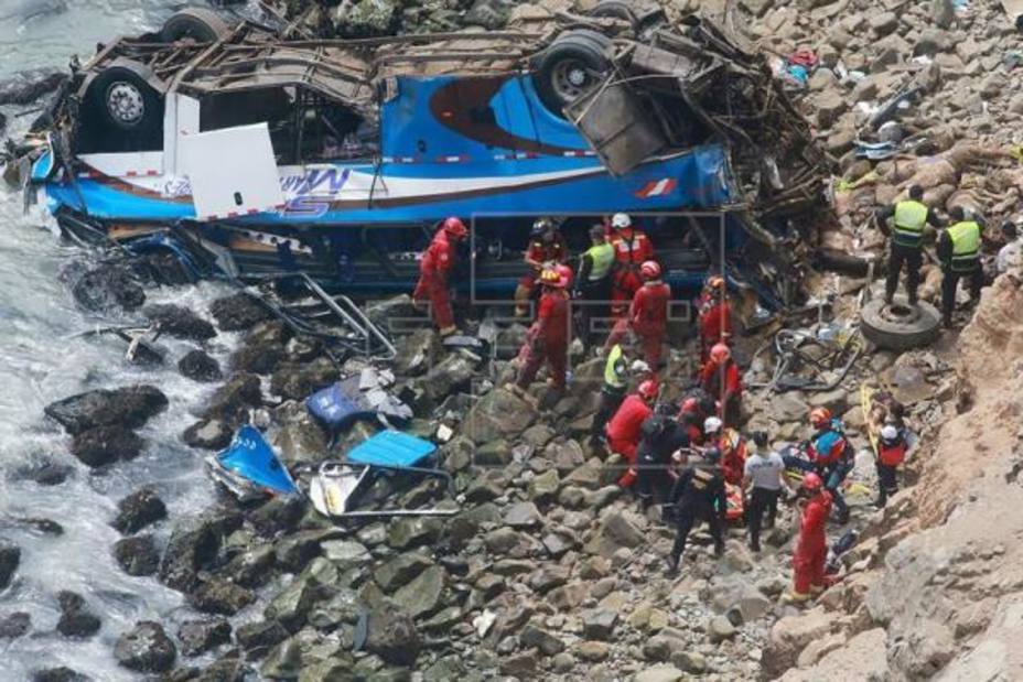 Se eleva a 51 los muertos por accidente de ómnibus en Perú