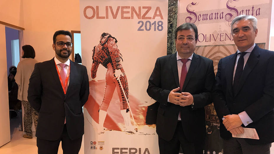 Manuel González Andrade, alcalde de Olivenza; Guillermo Fernández Vara, presidente de Extremadura; y José Cutiño, empresario del coso de Olivenza
