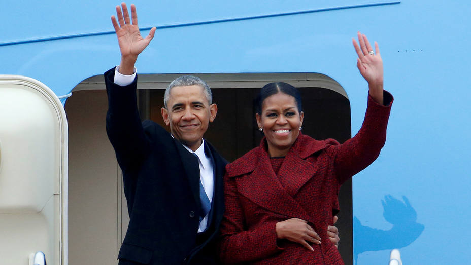 Barack y Michelle Obama saludando desde el Air Force One