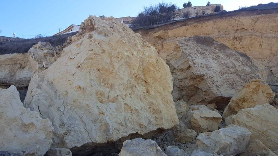 Rocas de gran tonelaje se han desprendido de la ladera de Chinchilla