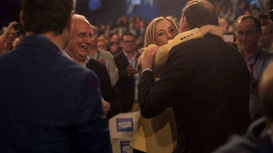 El presidente del Gobierno, Mariano Rajoy (d), saluda a la presidenta de la Comunidad de Madrid, Cristina Cifuentes, a su llegada esta tarde a la Convención Nacional del partido que se celebra este fin de semana en Sevilla. EFE