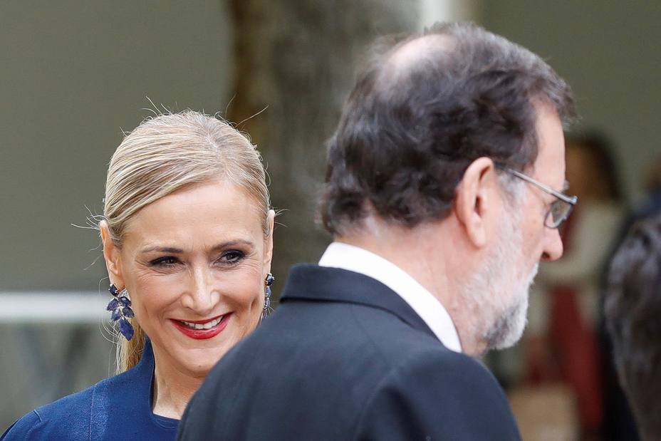 Mariano Rajoy, pasa junto a la presidenta de la Comunidad de Madrid, Cristina Cifuentes
