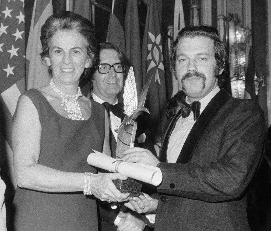 El presentador de televisión, José María Íñigo, recibe el Premio Ondas 1971, en el acto celebrado en el hotel Ritz