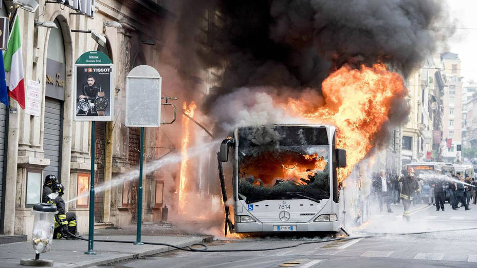 Un autobús se prende fuego en el centro de Roma