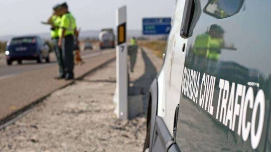 Agentes de la Guardia Civil de tráfico establecen un control en carretera