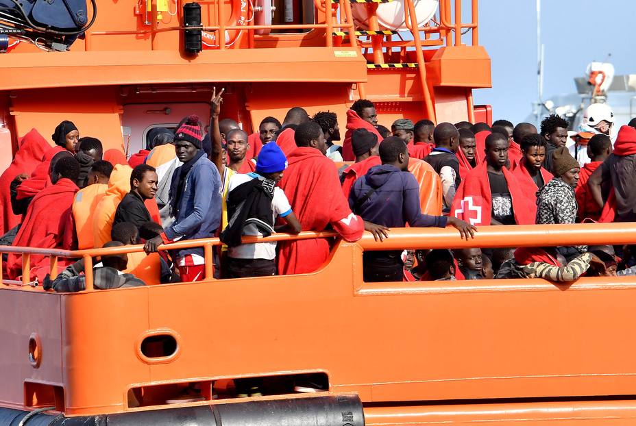 Llegada al puerto de Almería de los 98 tripulantes de una patera rescatada por Salvamento Maritimo.