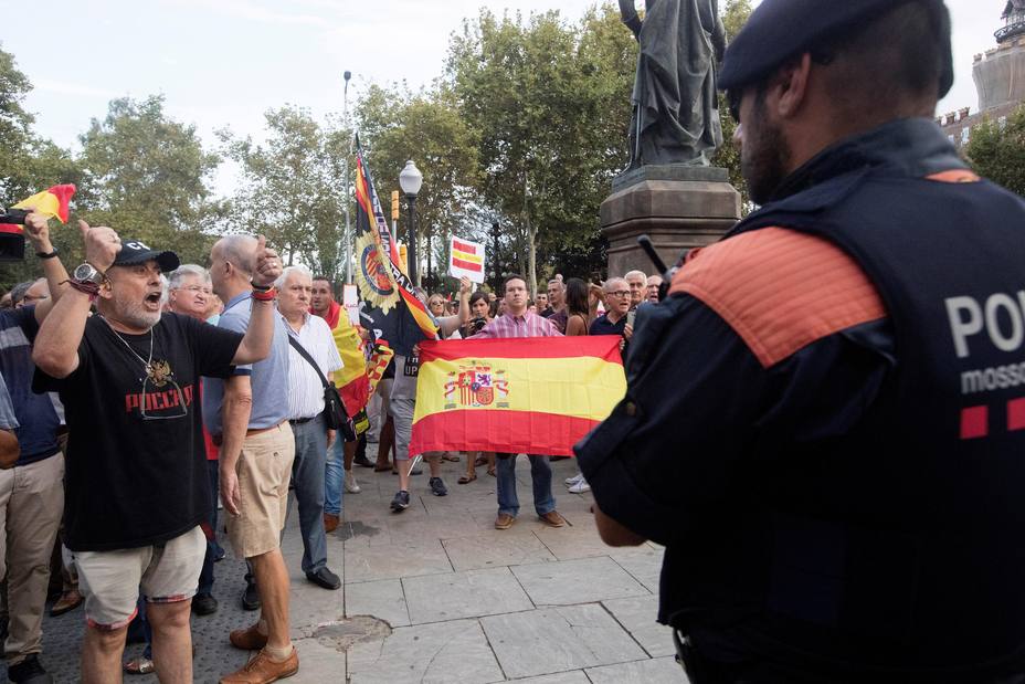 Cs y PP se concentran en Barcelona en apoyo a mujer agredida por quitar lazos