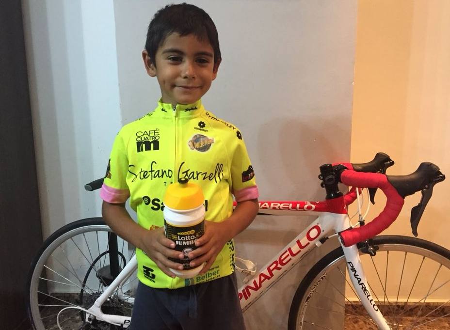 Adriel, el animador más joven de La Vuelta Ciclista se convierte en viral